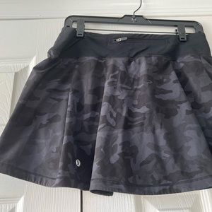 Lululemon camouflage black shirt skirt 8 tall